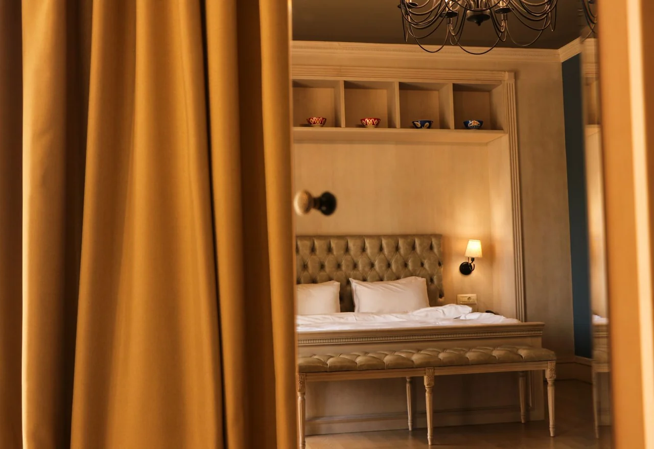 Eleganten interier spalnice v Selmarian Hotel Inn