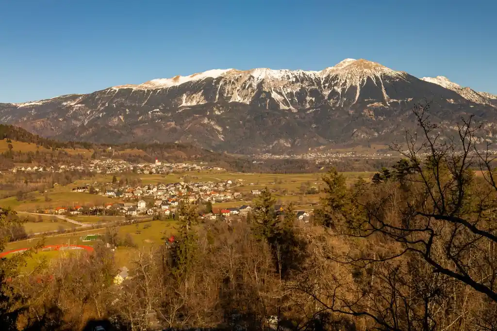 Panoramski pogled na gorske vrhove in mirno alpsko naravo