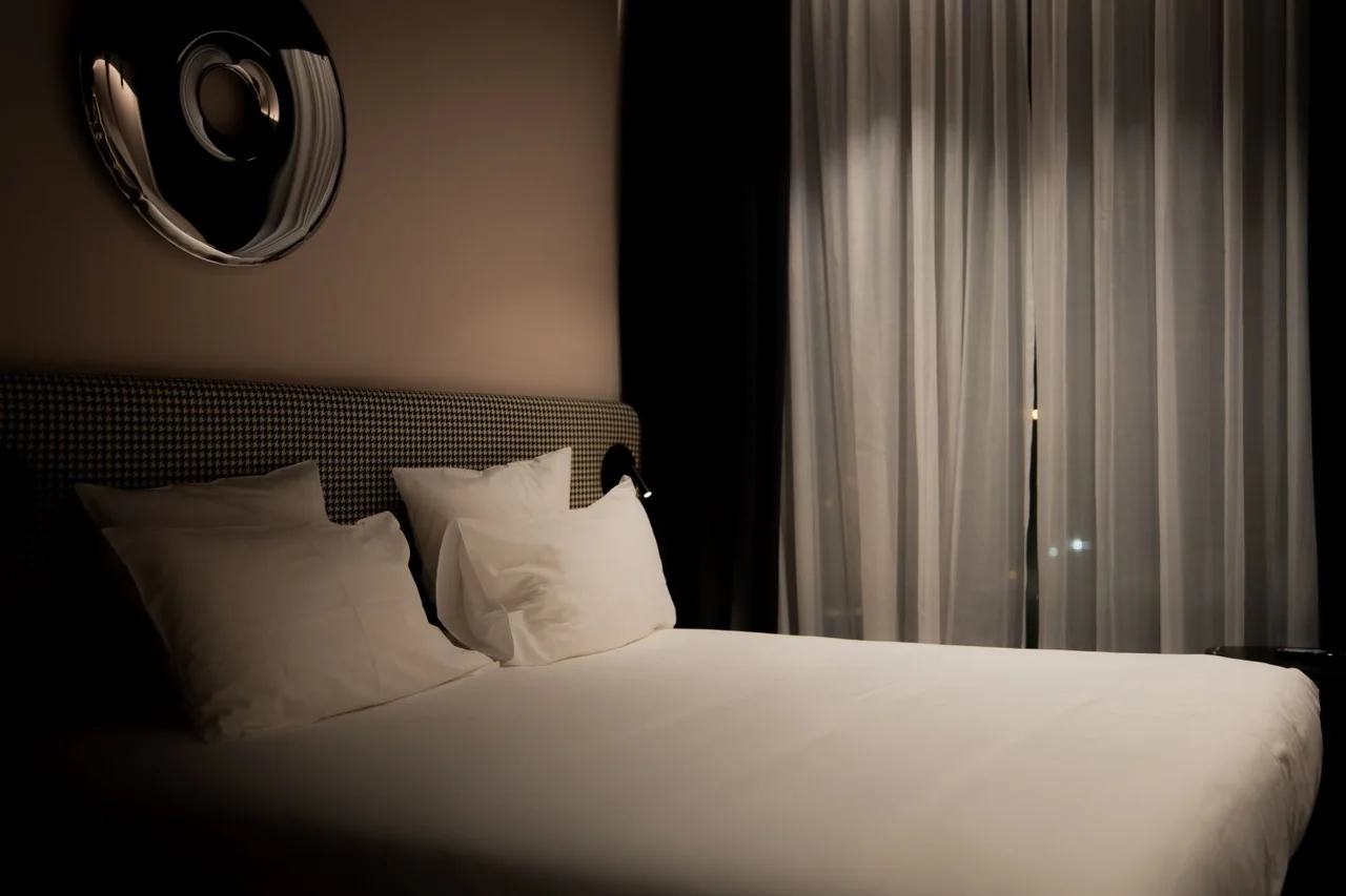 Prefinjena notranjost sobe v hotelu Selmarian v Kranju z naravno svetlobo